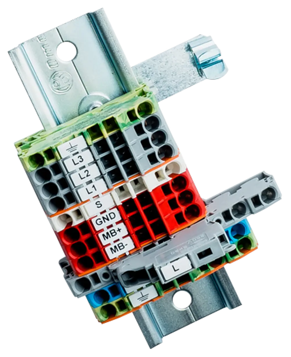 Klemmleiste mit mehreren Anschlussklemmen in verschiedenen Farben, montiert auf einer Halterung, hergestellt von Wolf. Ideal für elektrische Verbindungen in Anwendungen.